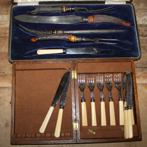 Cased fish eaters & part carving set(-)